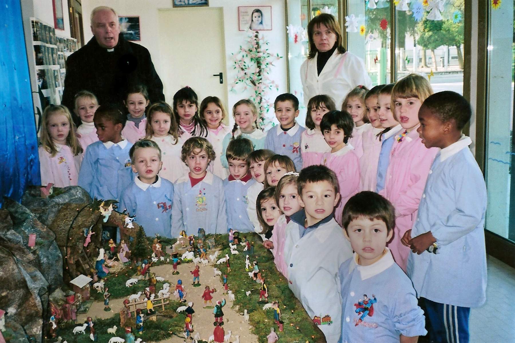 Classe 2004 all’ asilo nel 2008 con don Domenico e la maestra Ivana Viero. Letizia ?, Martignago Eleonora, Cimobin, Steolo Matilde,  Tormenta Nicolò, Cadorin Silvia, Chiara ?, Alessia Iacuzza, Gallina Simone, Irene ?, Venturini Giacomo, Antonio Colla, Anna Campello, Corner Sara, Conte Anna, Glenda ?, Valentina ?, Danieli Isacco, Marizza Alessia, Ceccato Anna, Mazzocato Beatrice, Morlin Francesco, Cavarzan Elena, Cibike, Carta Filippo.
