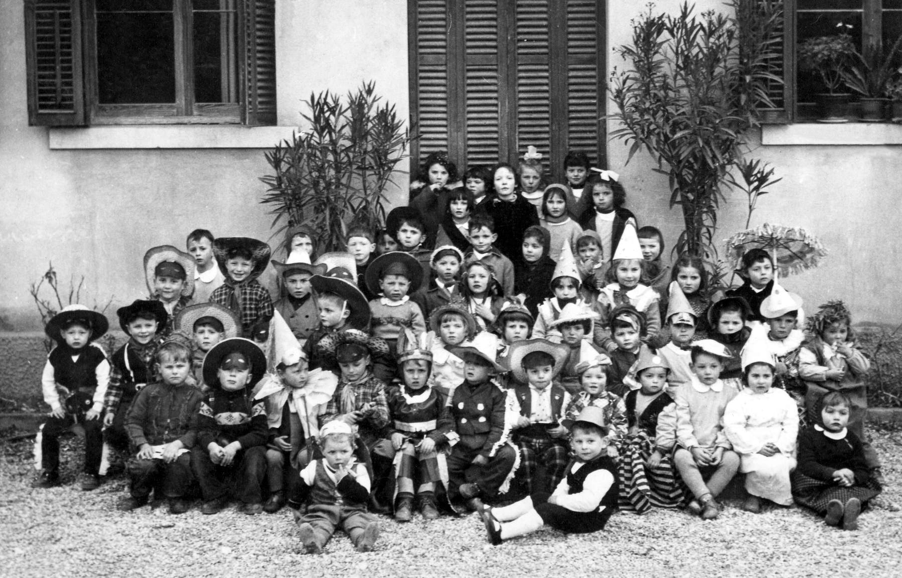 Asilo di Caerano, Carnevale 1956. Ci sono: Gabriella Innocente (Ivana), Lorenza Marconato, Bortolon Antonietta, Velo Luciana, Franco Dina, Garbuio Loredana, Marcello Tonello, Luigino Poloniato e altri.