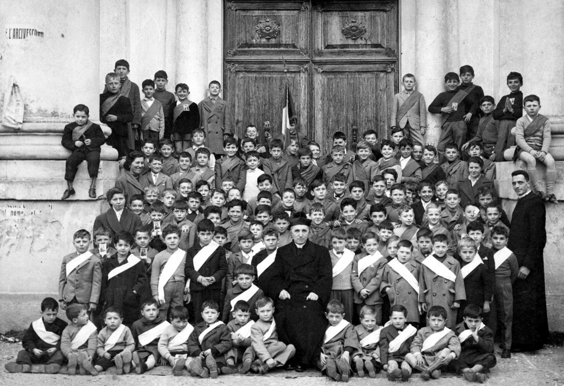 Ci sono: don Cammilo Pasin,  don Giovanni Tasinazzo,  Gemma Gallina,  Ersilia Giacometti  e  i  bambini: Gino Facin,  Gianni Desti,  Lucio Bonora,  Gianni Bresolin,  Sergio Scattolin,  Gianni Calzamata,   Ernesto Bordin,  Franco Danieli,  Giorgio Piccoli,  Evaristo Pellizzari,   Giorgio Breda,  Orlando Brombal,  Franco Menegon,  Dino Menegon,  Guido Menegon,  Luigino Fava,  Sandro Precoma, Morlin ?,  Favretto ?,  Graziano Gallina,  Luciano Bordin,  Ivo Volpato,  Giordano Piovesan, Walter Martignago, Tiziano Piovesan e altri.