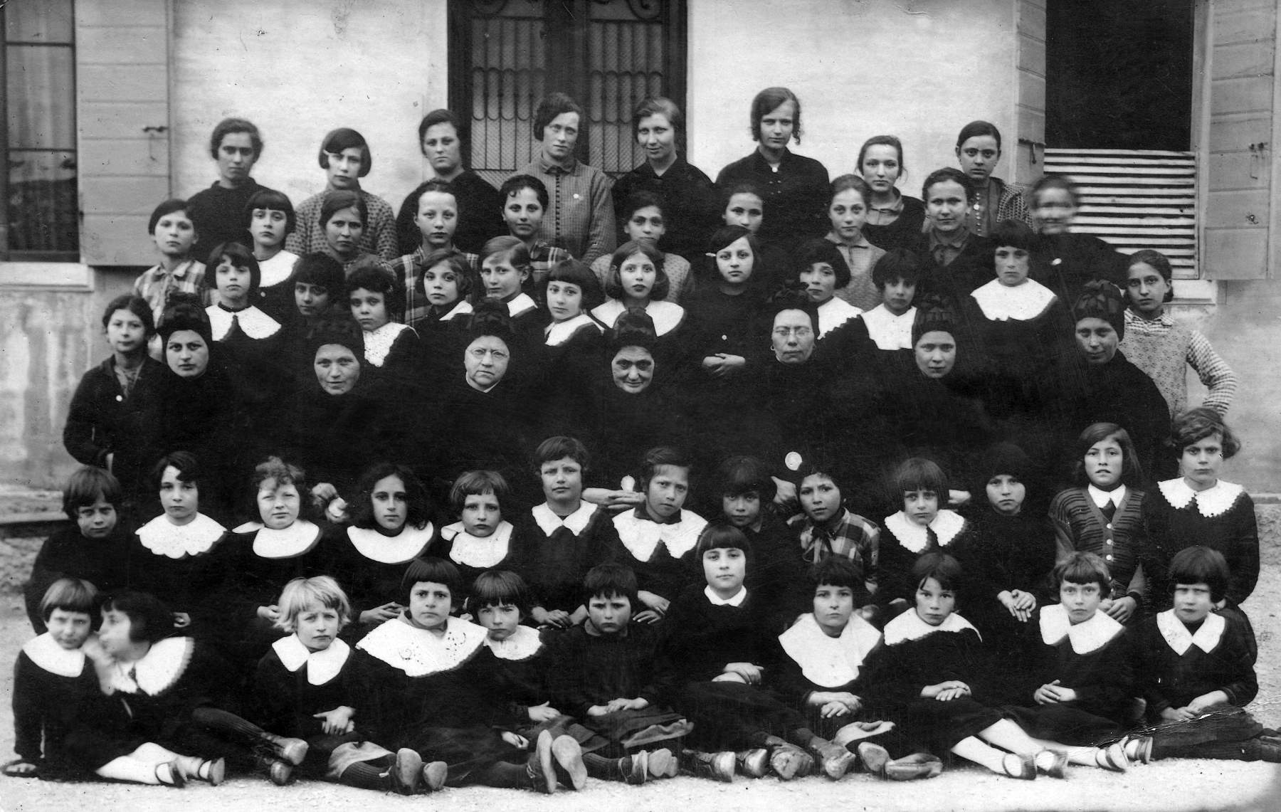 Corso di ricamo al vecchio asilo in zona Lampugnani nel 1929. Madre Teresina, Madre Anna e Madre Dal Mass, Armanda Satragno, Anita Zandon, Dea Rossi, Sandra Gallina, Antonietta Tavernaro, Gallina Luigina, Clara Brombal, Francesca Casagrande,  Emma Poloniato, Bianca Bordin, Giannina Signori, Concetta Gatto, Emma Poloniato e altre