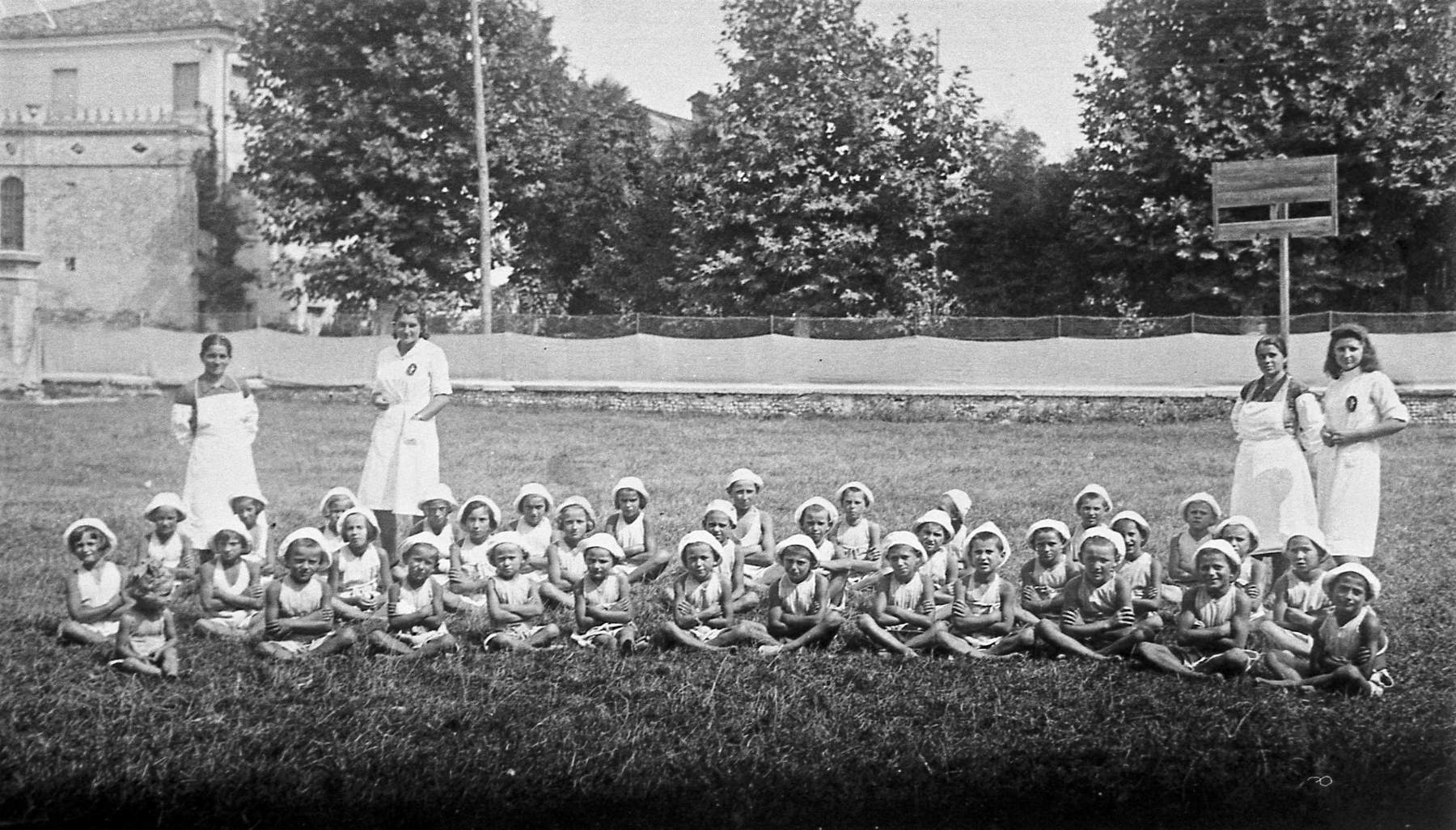 Campo solare in piazza, anno 1942. Signore Robazza, De Faveri e Dea Rossi. I bambini Pisan Giuseppe, Mazzocato Remo, Luciano Zucchello, Matiello Vittorino, Elder Pozzobon, Mario Gatto, Mario Donadini, Ugo Bonsembiante, Riccardo Bittante e altri.