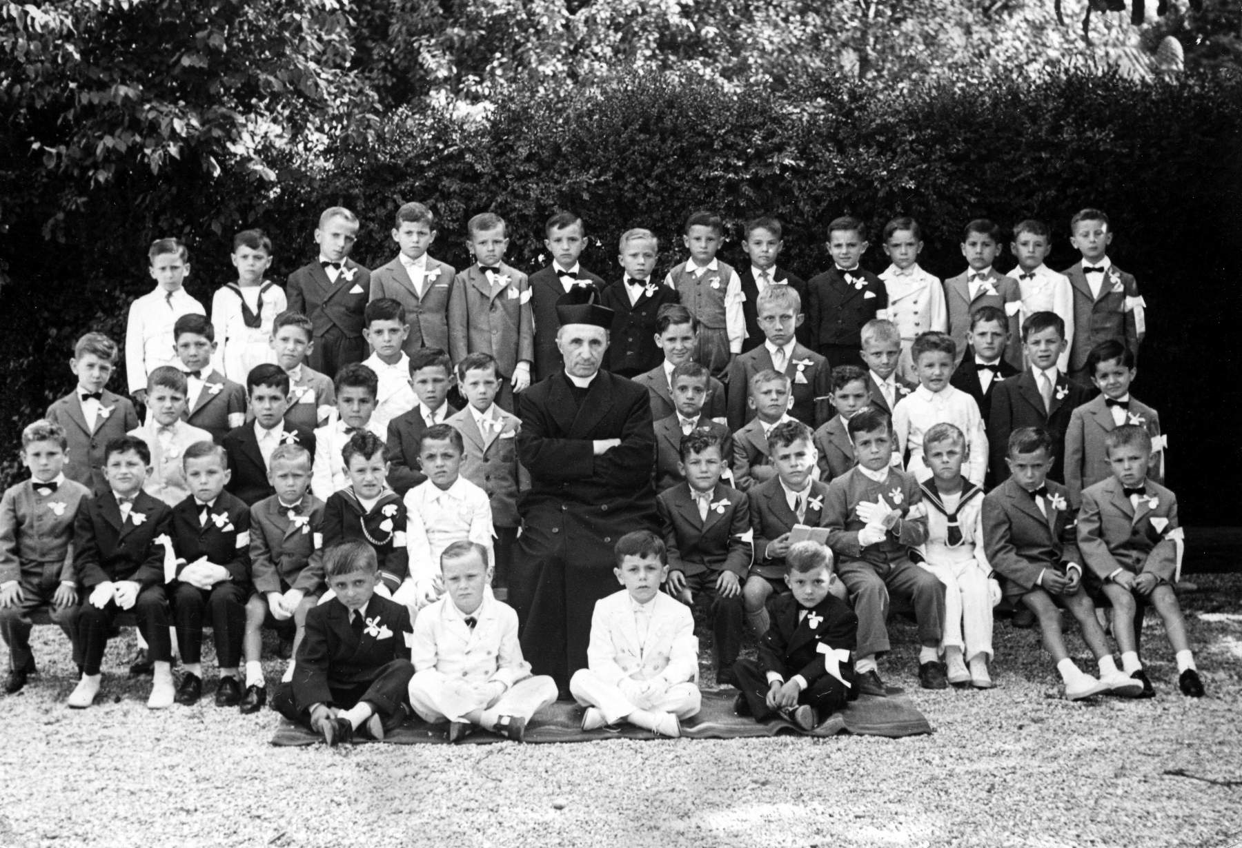 Comunione1949. Walter Martignago, Brombal Orlando, Renzo Bresolin, Precoma Alessandro, Bonora Ado, Andrea Fruscalzo, Bordin Odo, Franco Danieli, Gianni Calzamata, Ernesto Bordin, Gasparetto Orlando, Desti Baratta Gianni, Carlesso Edy, Bonora Walter, Sergio Scattolin, Ennio Rizzotto, Marco Morlin, Facin Orazio, Sergio Gallina, Priarollo ?, don Camillo Pasin, Luigino Fava, Gallina ?, Gallina Graziano, Bonora Bruno, Luciano Bordin (Curi), Fabio Gallina, Luigino Gallina, Renato Marconato, Gianni Bresolin, Sandro Precoma, Luciano Bordin (Danin), Robazza Lino, Angelo Bonora, Giordano Piovesan, Mario Casagrande, Mario Bandiera, Volpato Ivo, Marcello Rizzotto, Pellizzari Antonio, Cavarzan Angelo, Faccin Gino, Giorgio Breda, Silverio Gallina.
