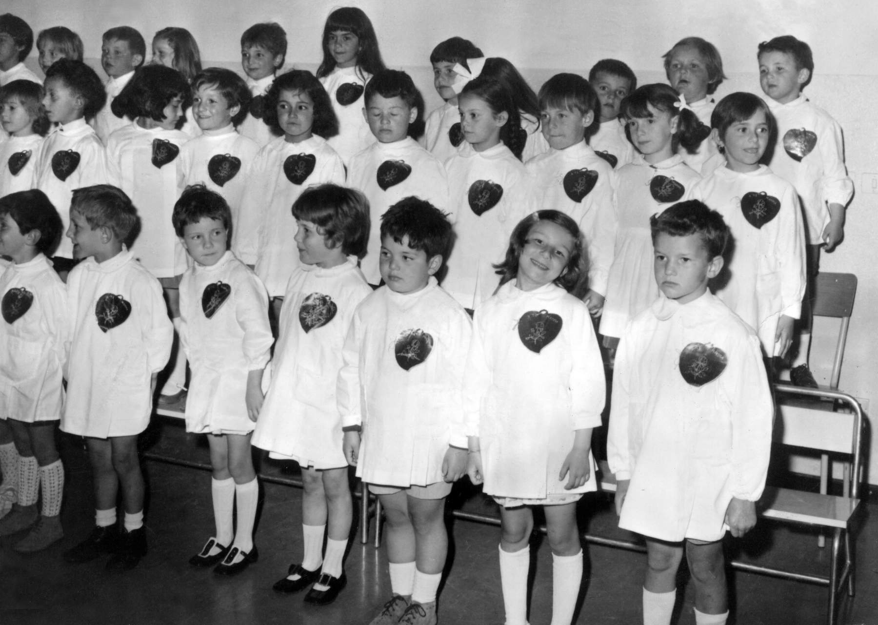 Scuola materna classe 1963, festa della mamma anno 1967-68. Fila bassa da destra: Pierangelo Dal Pra, Lucia Panighel, Maria Assunta Gallina, Bruno Varago. 2 fila in mezzo da dx: Lidia Comunello, Amerigo Dongiovanni, Edy Bresolin, Adriano Brollo, Antonella Tavernaro. 3 fila in alto da dx: Flavio Signor, Patrizia ?, Paolo Gatto, Patrizia Barichello, Michele Bordignon, Adriano Facin.