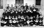 Corso di ricamo al vecchio asilo in zona Lampugnani nel 1929. Madre Teresina, Madre Anna e Madre Dal Mass, Armanda Satragno, Anita Zandonā, Dea Rossi, Sandra Gallina, Antonietta Tavernaro, Gallina Luigina, Clara Brombal, Francesca Casagrande, Emma Poloniato.