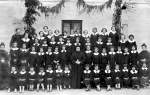 Ci sono: madre Anna, madre Cesira, Bernardi Maria, Renata Rossi, Iside Poloniato, Casagrande ?, Maria Zucchello, Antonietta Polizzari, Novina Poloniato, Eda Bonora, Laura Bordin, Brollo Flora, Elena Bresolin, Ida Merotto, Teresa Bernardi, Rina Bellč, Imelda Furlan, Ines Rossi, Laura Danieli, Elda Tocchetto, Bruna Menegon, Tersilla Brombal, Luciana Caverzan, Diomira Caverzan.