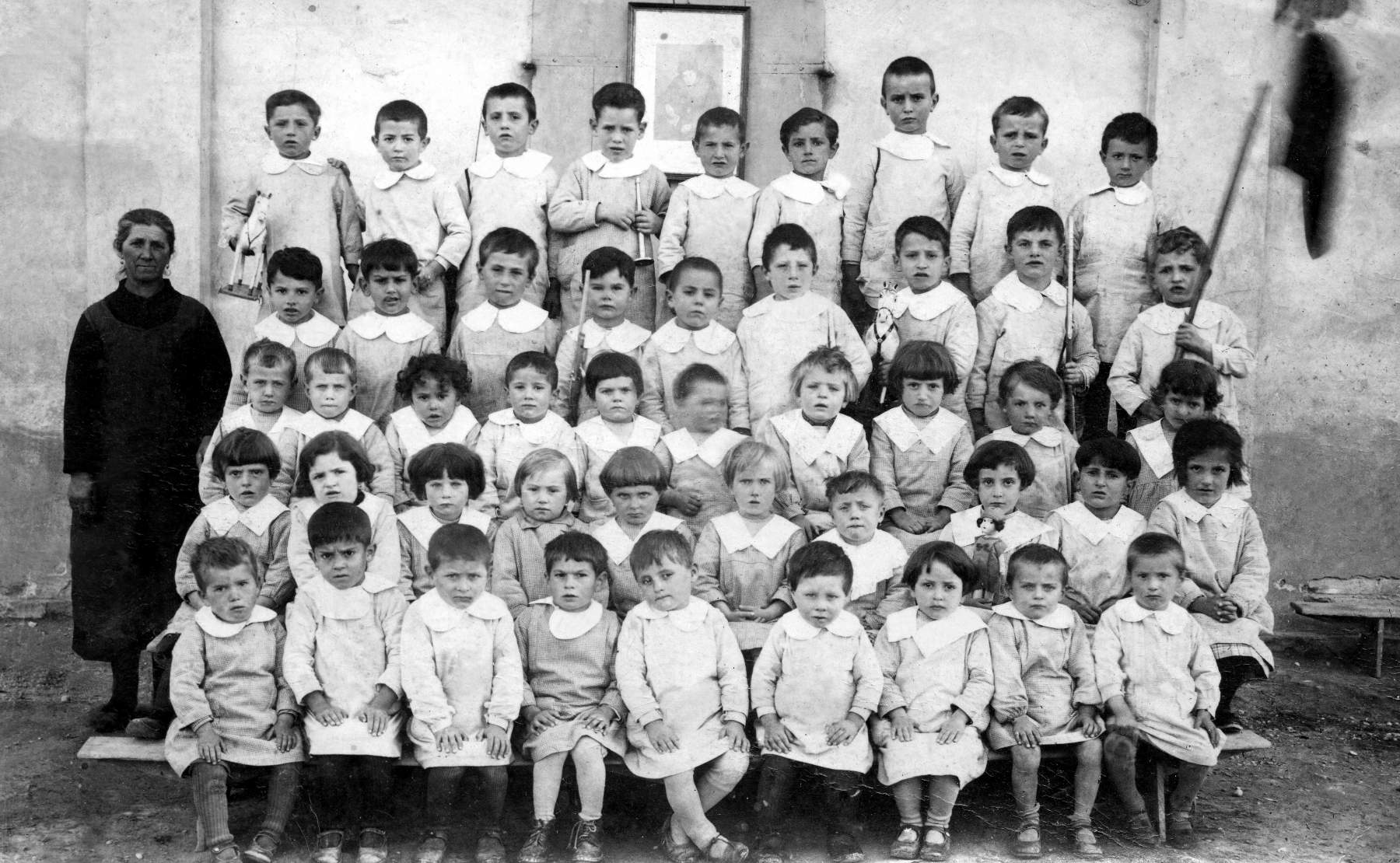 Classe accompagnata da Marietta, ci sono:  Decimo De Bortoli,  Nedo Fregnan,  Tiberio Arias,  Roldo Marconato,  Leo Bonora,  Dario Rossi,  Elena  e  Elda Tocchetto,  Eda Fregnan,  Ilaria Tiberio,  Ferruccio Bonora,  Ines Rossi,  Laura Danieli,  Zaira Bordin,  Dina Bernardi,  Eda Bonora,  Maria Robazza,  Antonietta Gallina,  Laura Tavernaro,  Luciana Piccoli,  Orfeo Pozzobon  e  Bell Rina.