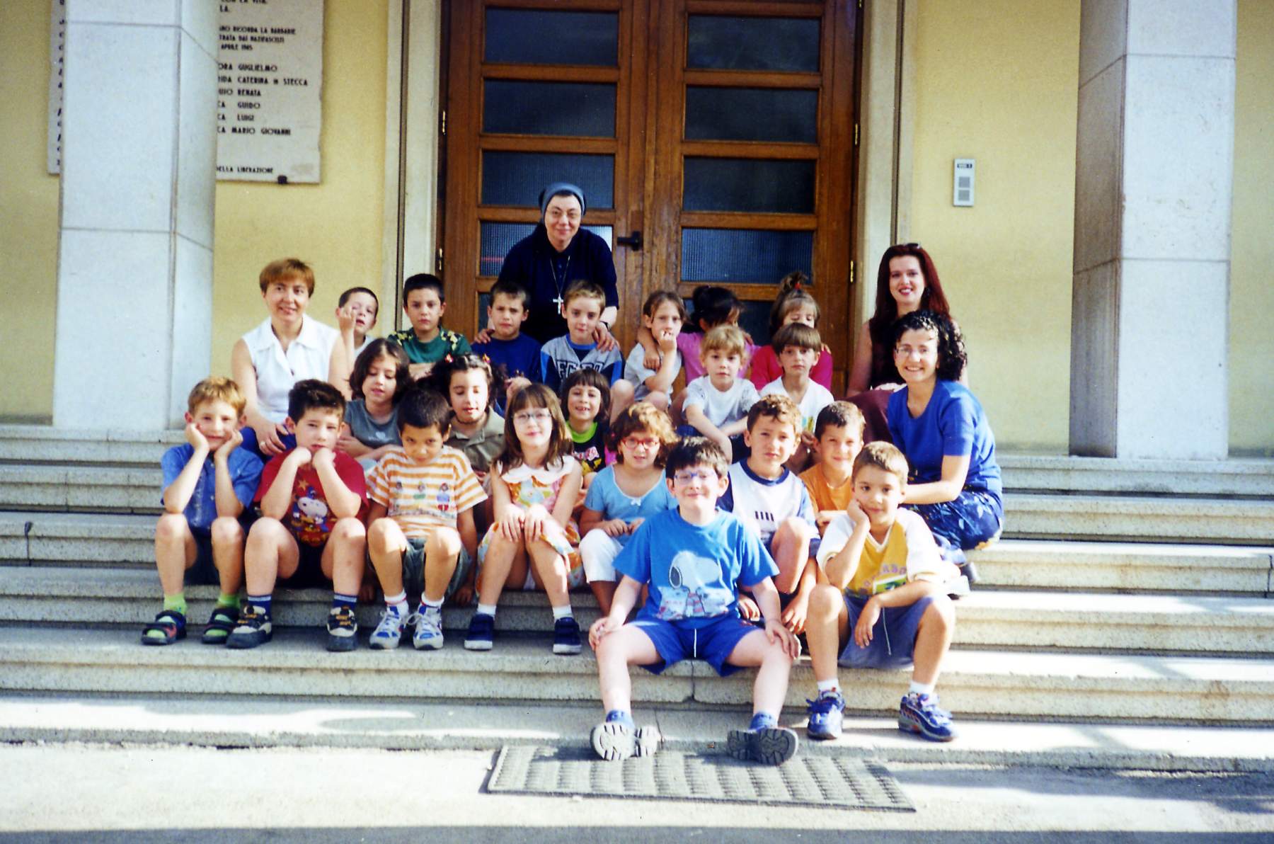 Classe 1993 in prima elementare, Maggio 2000.  Ci sono: Federico Poloniato, Paolo Mosca, Giacomo De Agnoi, Riccardo Mazzocato, Giorgia Fasan, Chiara Brollo, Roberta Bonora, Giulia Giacometti, Emily Foscarini, Elisabetta Mezzalira, Agata Facchin, Giulia Sinameta, Michele Poloni, Andrea Siriani, Youssef ?, Cinzia Zanoni, Sara Bruno, Andrea Sebenello, Andrea Cervi, Andrea De Agnoi, Luca Bordin.