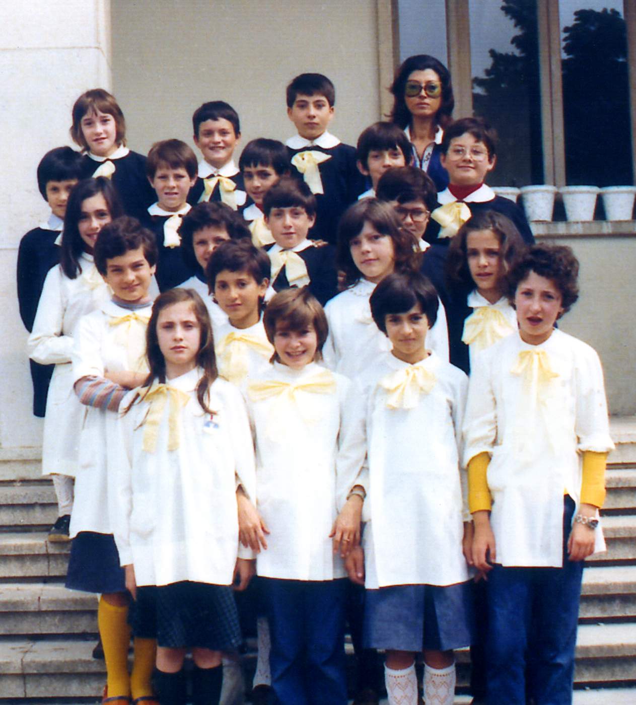 Classe 1964 della piazza. Ci sono: 1 fila da dietro, Gazzola Alessio, Camillo Tiziano, Mosca Graziano, maestra Parma Barbara. 2 fila, Nardi Sandro, Visentin Sandro, Gaffo ?, Mazzocato Andrea, Brollo Adriano. 3 fila, Cason Carla, Bonora Lucia, Steccato Maurizio, Morlin Ruffino. 4 fila, Lorefice Tania, Pozzobon Patrizia, Gemin Maddalena, Michieli Patrizia. 5 fila, Toso Nadia, Bordin Doriana, Basso Claudia, Furlan Germana.