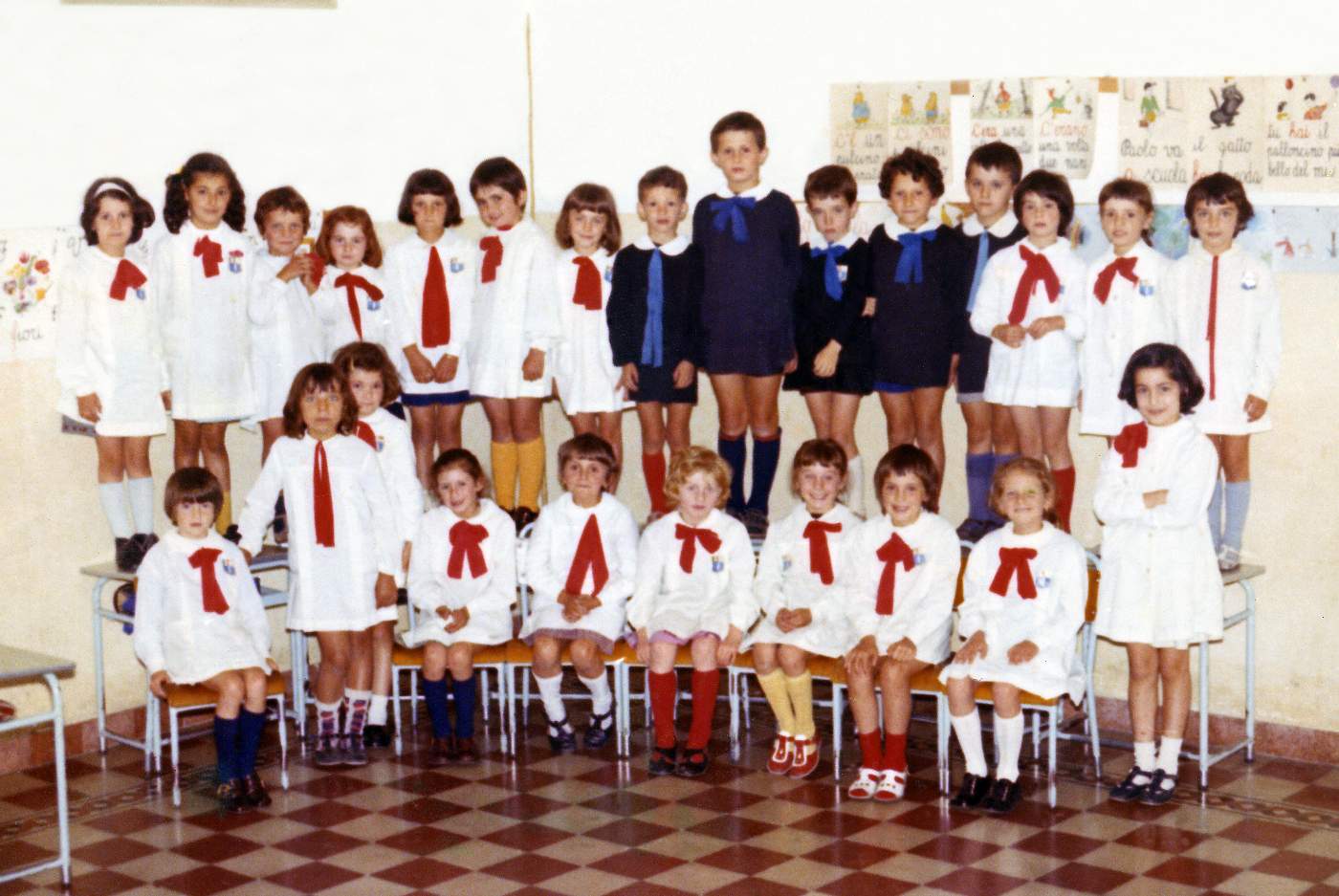 Classe 1964 in Campagna con il maestro Sartor Edoardo. Ci sono: Morlin Federica, Tavernaro Antonella, Garbuio Vania, Mazzocato Ornella, Bordin Doriana, Barichello Antonella, Bordin Anita, Dal Est Michele, Viero Roberto, Garbuio Remo, Favaro Walter, Piovesan Daniela, Pozzobon Daniela, Fasan Fann, Poloniato Gabriella, Danieli Gigliola, Spinelli Sonia, Guolo Franca, Fasan Laura, Tieppo Susy, Zampogno Elsa, Taffuro Lorenza, Garbuio Antonella.