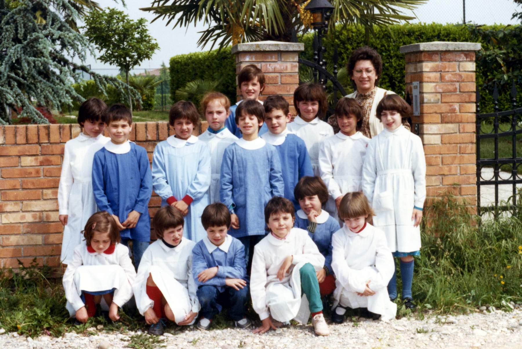 Classe 1975 in Campagna con la maestra Gatto Udile, anno 1983 in alto da sx a dx: Silvia Bordin, Fabio Piovesan, Cristian Franco, Marzia Daniel, dietro, Moreno Gallina, davanti, Leonardo Bandiera, Luisa Gallina, Marica Danieli, Cristina Bresolin.  In basso: Alessia Bresolin, Rosanna Binotto, Luca Pellizzari, Erika Robazza, Luis Vendramini.