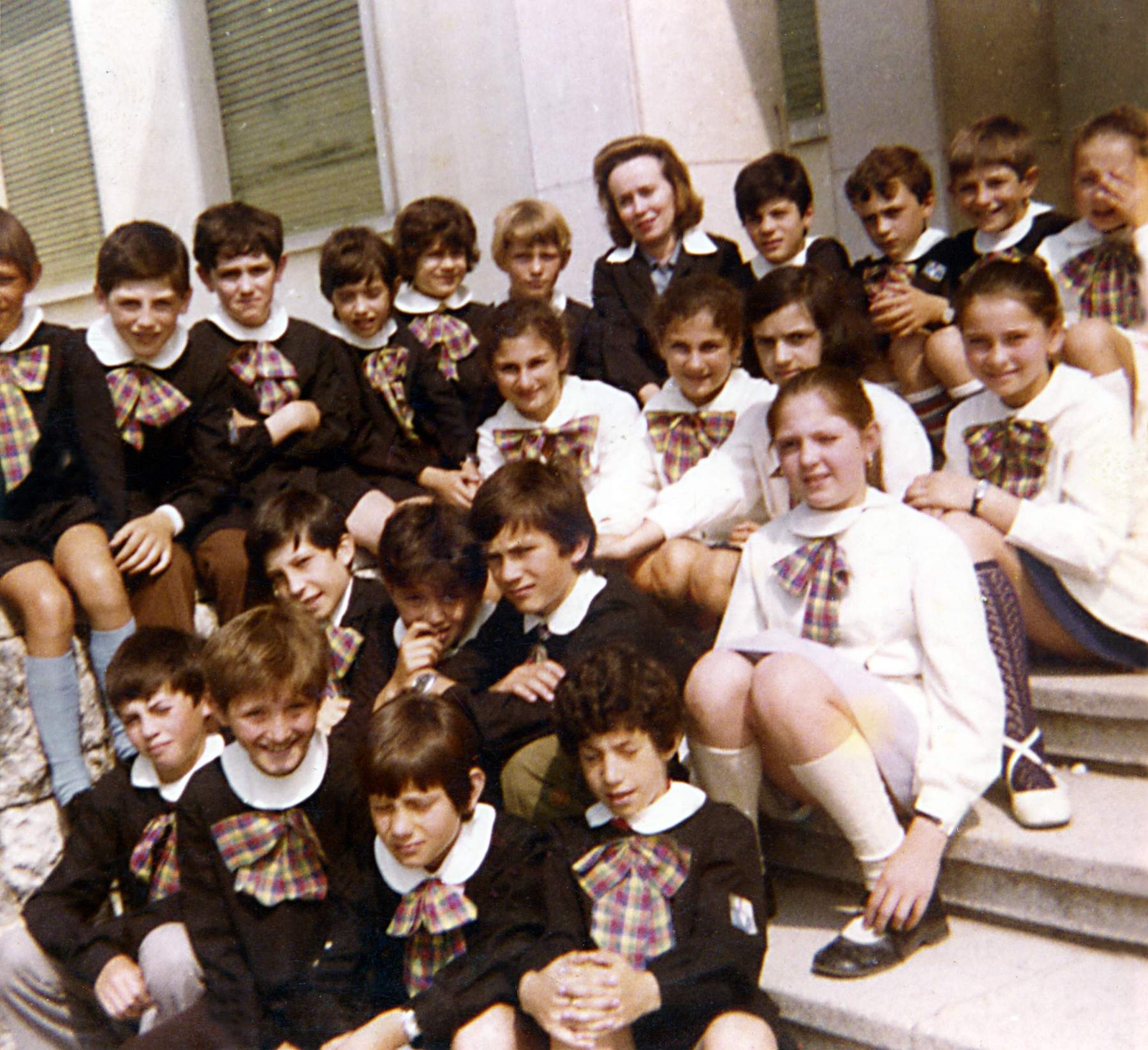Classe 1962 in Piazza con la maestra Quagliotto. Bordignon Eros, Tiberio ?, Piccoli Stefano, Comazzetto Danilo, Bandiera Roberto, Poloniato ?, Stecca ?, Gemelle Alice ed Elena Tesser, Mosca Rossano, Patrizia ? e altri.