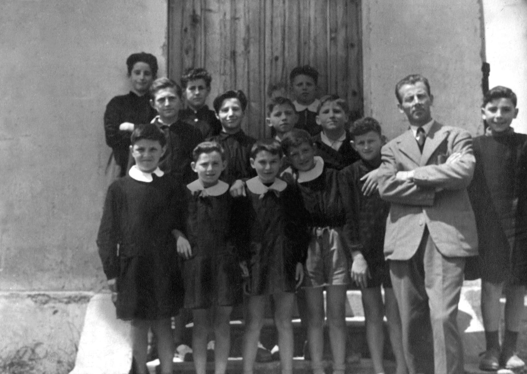 Classe 1942 di Campagna con il maestro Sartor Edoardo. Ci sono: Innocente Egidio, Franco Rinaldo, Priarollo Aldo, Danieli Severino, Precoma Ernesto, Danieli Ferdinando, Garbuio Sergio, Garbuio Bruno, Precoma Luciano, Pozzobon Rino, Micheli Bruno, Garbuio Ido, Elio ?.