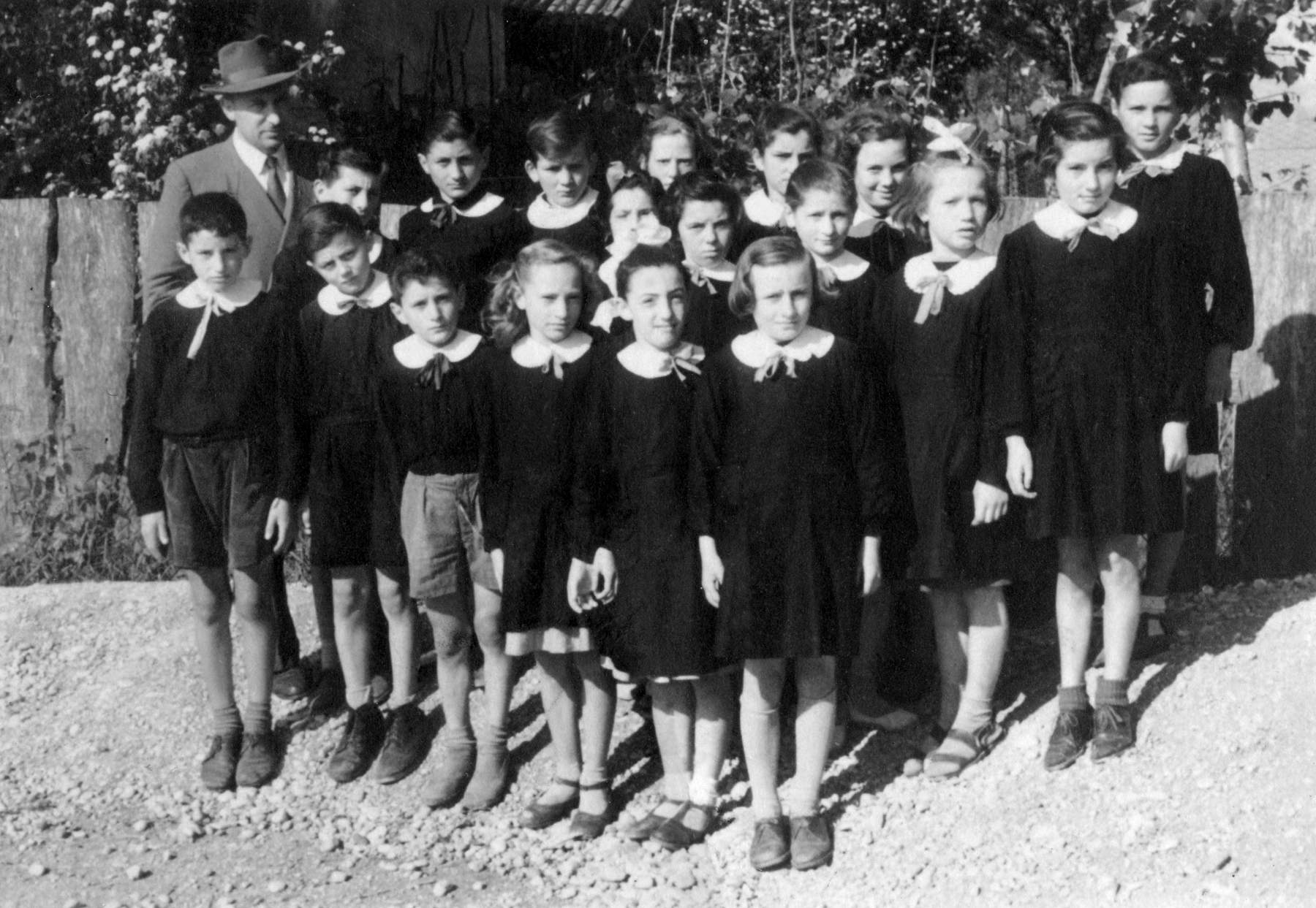 Classe 1942-43 di Campagna con il maestro Sartor Italo (Bilioro) Ci sono: Innocente Egidio, Michieli Attilio, Piovesan Luciano, Franco Virginio, Precoma Gino, Bandiera Annibale, Pellizzari Carla, Spinelli Lina, De Faveri Marisa, Prosdocimi Pierina, Daniel Lorenza, Gallina Agnese, Granzotto Gabriella, Pellizzari Graziella, Morlin Letizia, Piovesan Angelina, Bianchin Natalina.
