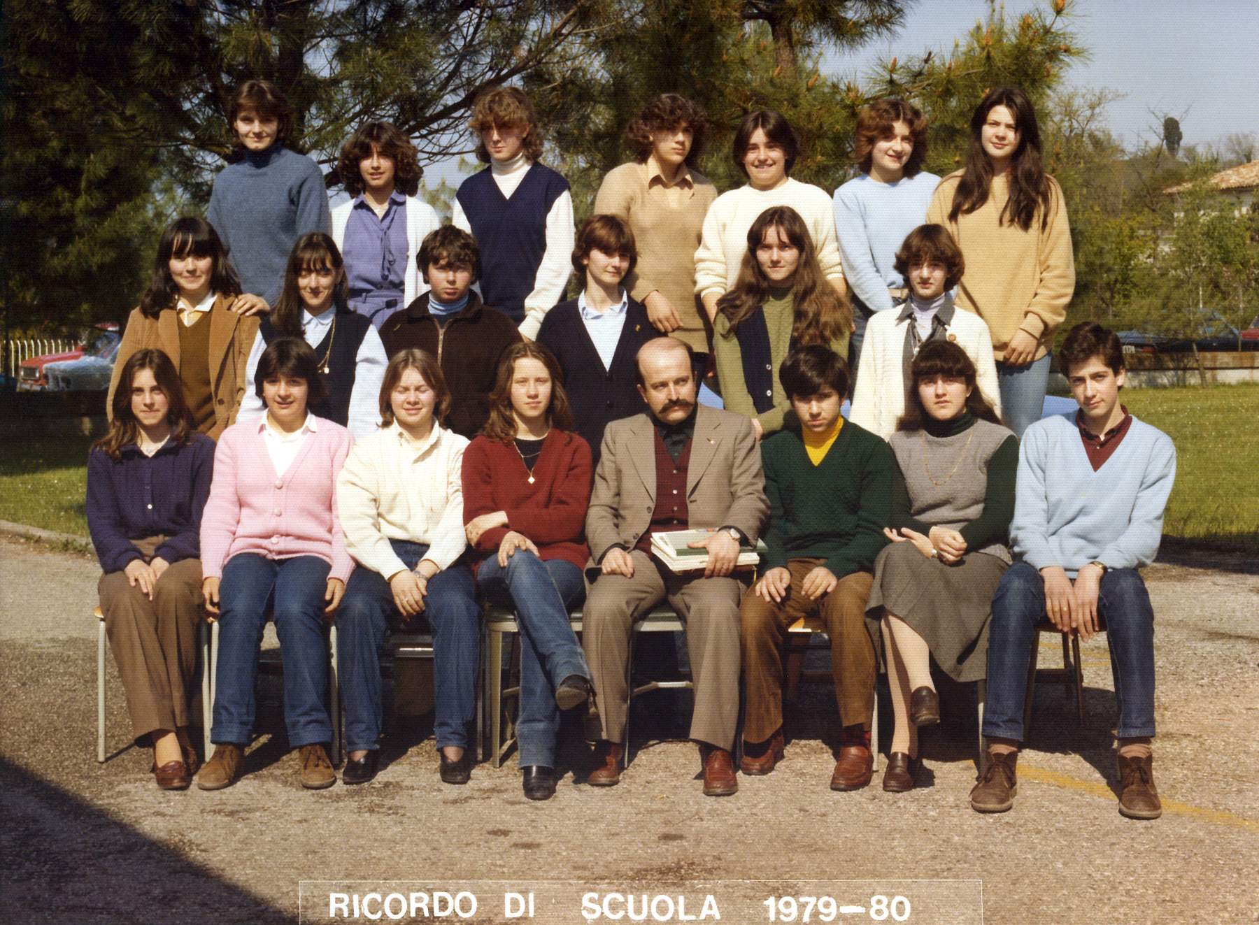 Classe 1965 Prima fila alto: Andreola Maria Elisa, Fracasso Cristina, Vendramini Roberta, Palazzo Rossella, Dall Acqua Elena, Veronese Antonella, Vettoretto Funny. In mezzo: Ba Ornella, Din Manuela, Giacometti Daniele, Pace Emanuela, DAmbroso Anna, Reginato Maria Grazia. Sotto: Bessegato Lorella, Zuccolotto Elisabetta, Bolzonello Wanda, Ganz Luciana, Tonon Marco, prof. Quagliotto Santino, Susin Morena, Visentin Roberto.