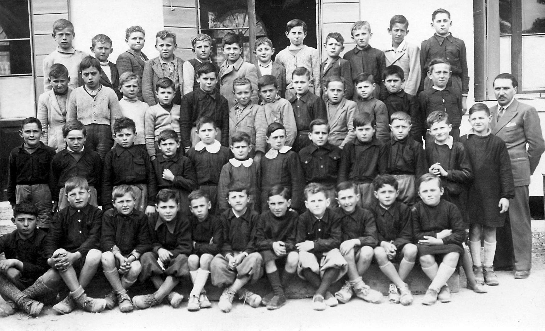 Foto classe 1939-1940 maestro Gallina Evaristo. Ci sono: Menegon Egidio, Poloniato Egidio, Mazzocato Alfredo, Zanolla Renato, Faccin (fratello di Baldi), Facin Marco, Quagliotto (fratello della Vanda), Mondin Carlo, Mazzocato Silvio, Spadetto Giuseppe, Bonora ?, Rasera ?,
Seconda fila: ??, Menegon ?, Brombal Armando (fratello di Galliano), Carniel ?, Marian Franco, Mazzocato Aldo, Bordin Marino, Bel ?, Garbuio Silvano, ??, Morlin Egidio, Foscarini ?. Terza fila: Garbuio ?, Facin Virginio, Bianchin Mario, Brollo Adone, Giorgio Bianchin, Fruscalzo Claudio, Mondin Amanzio, Spadetto Roldo, Morlin Tarcisio, Morlin Tiziano, Gallina Enzo, Tiberio Ferruccio, maestro Gallina Evaristo. Quarta fila: Facin Arduino, Facin Iseo, Morlin Pietro, Bonora Mario, Bonora Marino, ??, Poloniato Manzio, ??, Garbuio Adriano, ??, Garbuio Oscar.