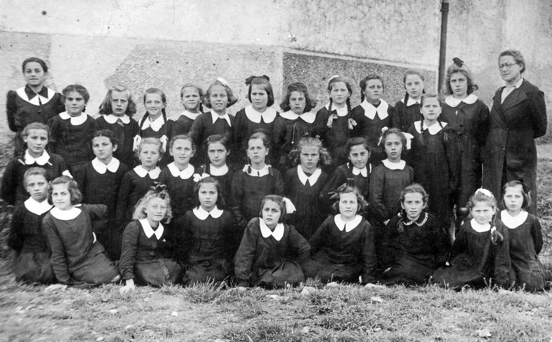 Ci sono: Perin Maria,  Guadagnin Rosetta,  Umana Assunta,  Tonello Esterina,  Furlan Maria (suora),  Bernardi Mery,  Sabadin Antonietta,  Faccin Lina,  Pozzobon Sandra,  Bordin laura,  Tocchetto Marilena,  Tocchetto Elena,  Fritz Argia,  Bonetto Susanna,  Dalese Carla,  Caverzan Marisa,  Tiberio Antonietta,  Garbuio Teresina,  Garbuio Antonietta,  Garbuio Stella,  Gazzola Gina,  Morlin Elvira,  Signori Livia,  Bonora Imelda,  Bordin Zaira,  Bittante Norma,  Bandiera Elda,  Amalida Amalia Lia e la sorella Gabriella.